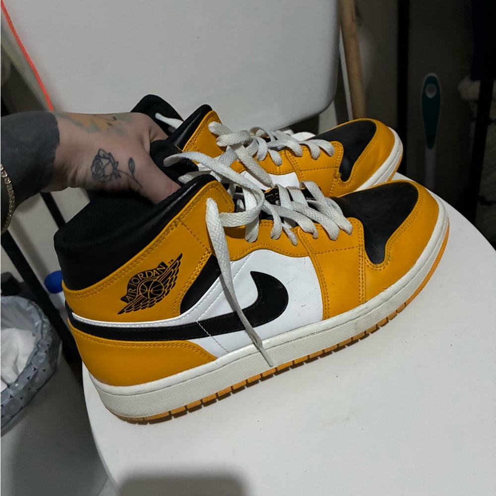 Air Jordan taxi mids!